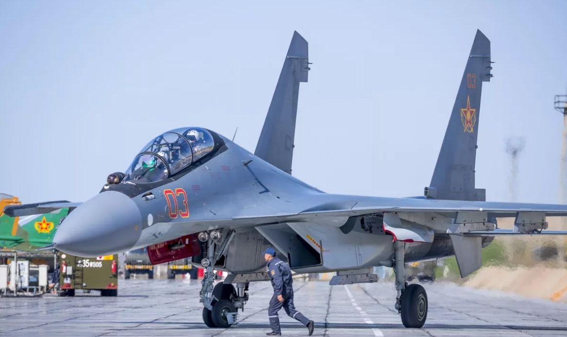 軍事科技視頻，探索殲-18的前沿技術(shù)與發(fā)展趨勢,，軍事科技揭秘,，殲-18前沿技術(shù)與未來發(fā)展趨勢探索