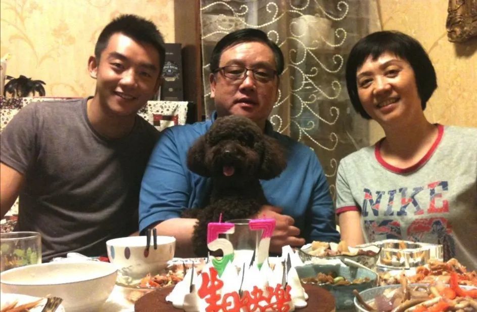 鄭愷父母資料簡介，鄭愷父母簡介